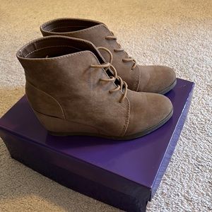 Madden Girl Size 8 Taupe Wedge